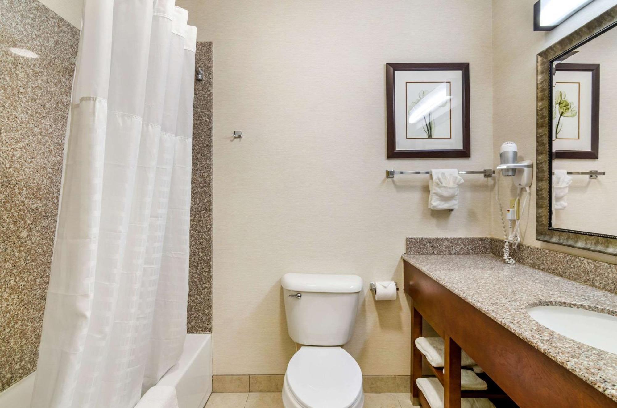 Comfort Inn & Suites Near Bethel College Newton Exteriér fotografie