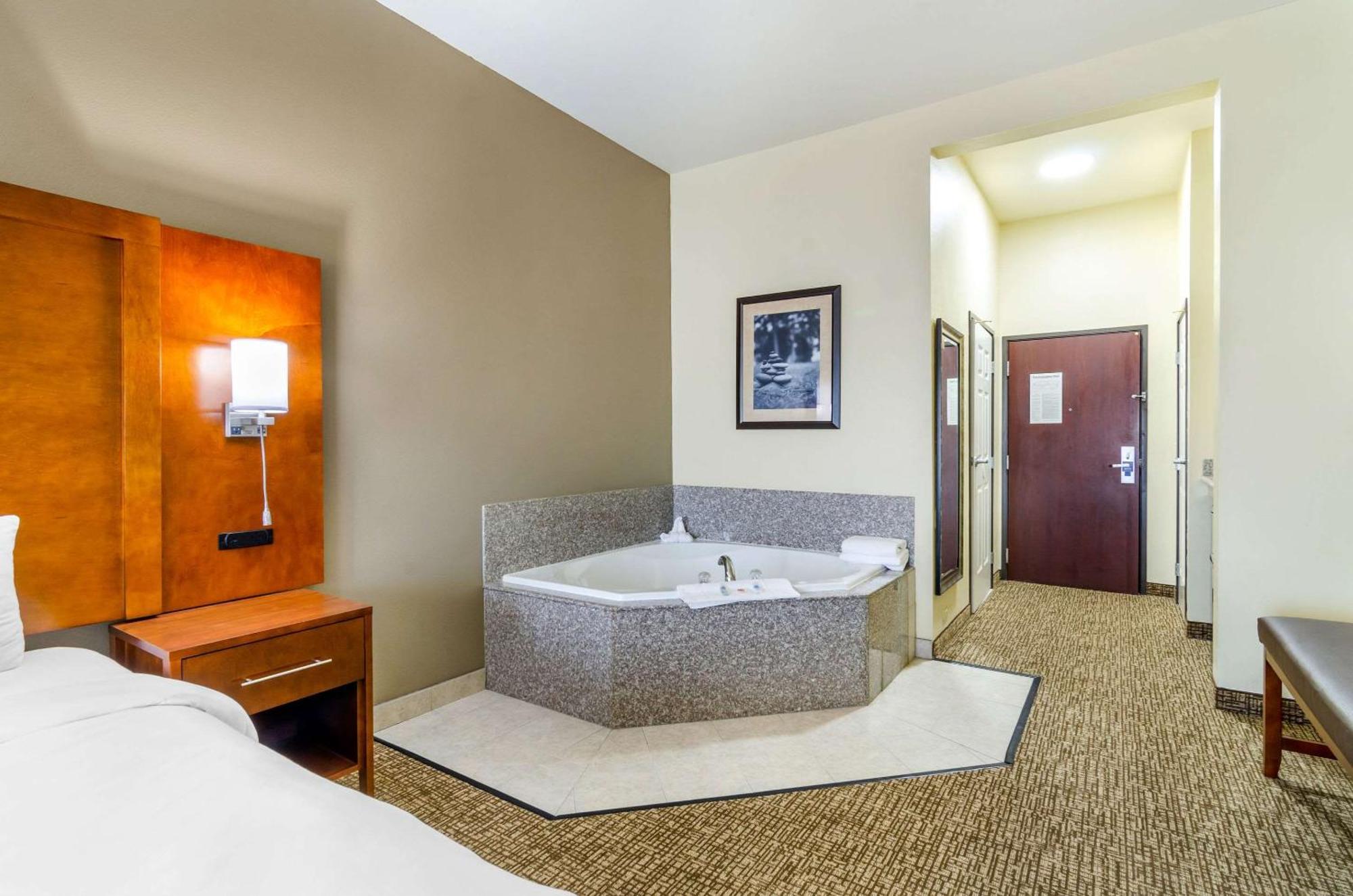 Comfort Inn & Suites Near Bethel College Newton Exteriér fotografie