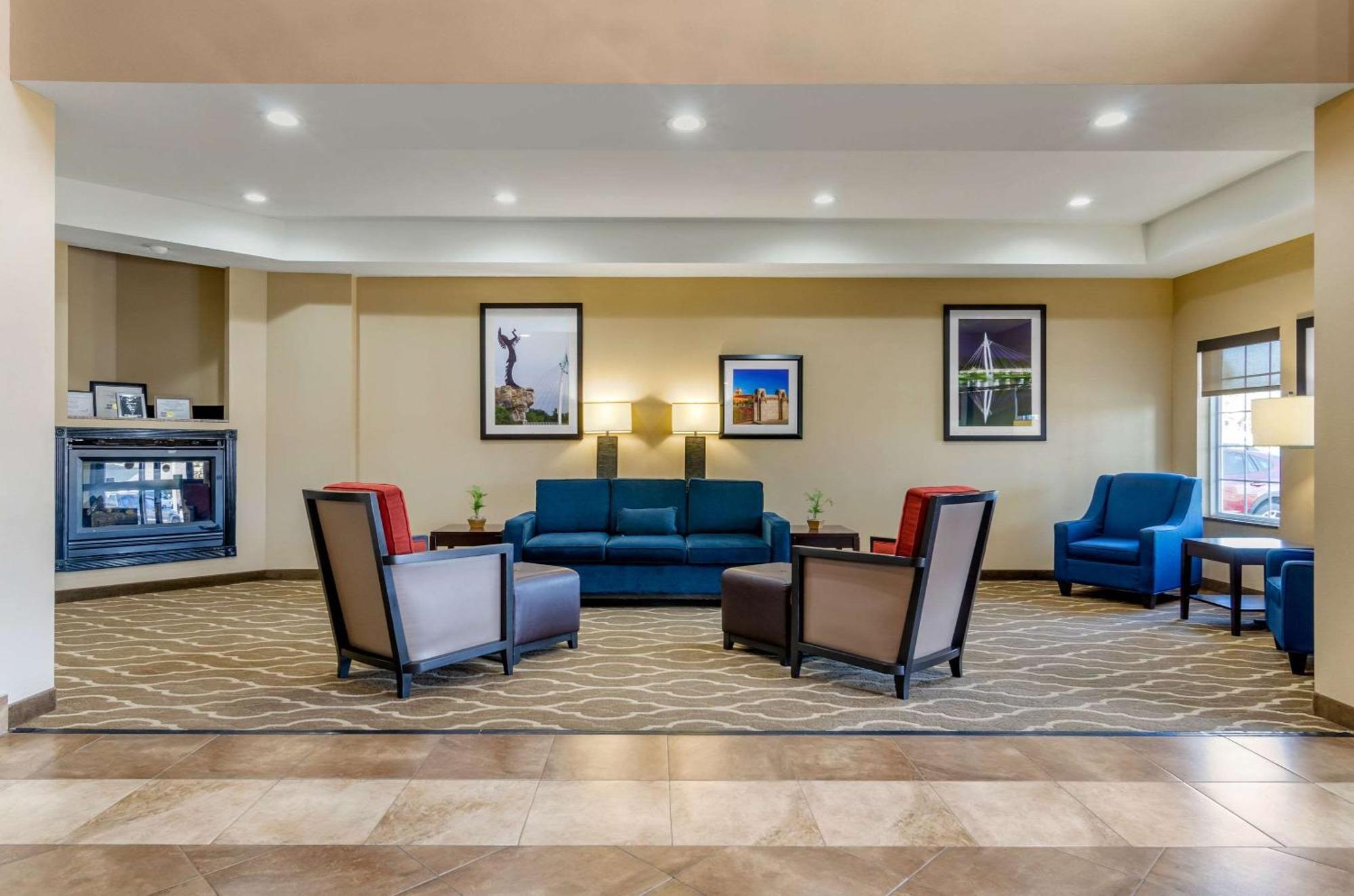 Comfort Inn & Suites Near Bethel College Newton Exteriér fotografie