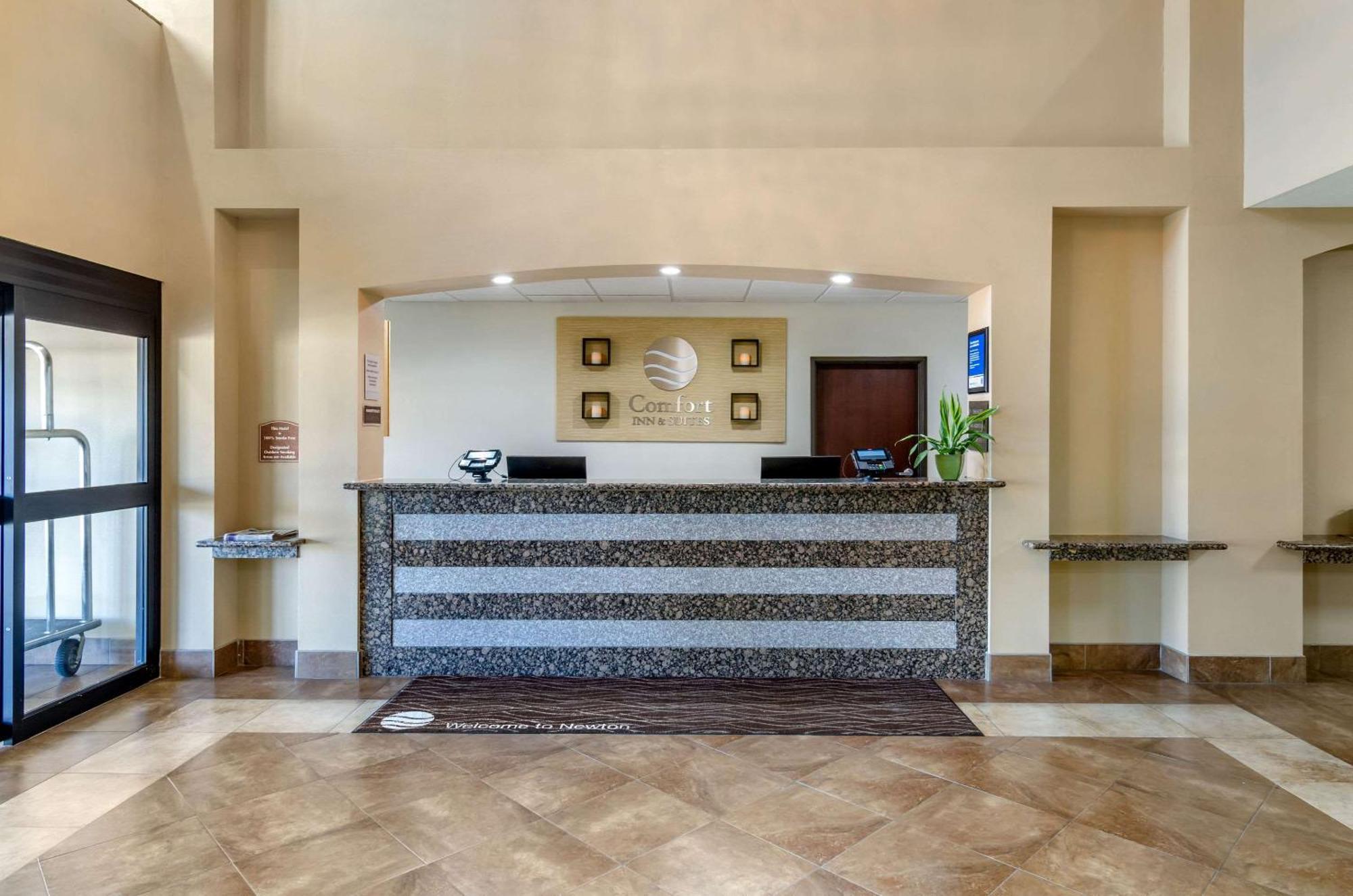 Comfort Inn & Suites Near Bethel College Newton Exteriér fotografie